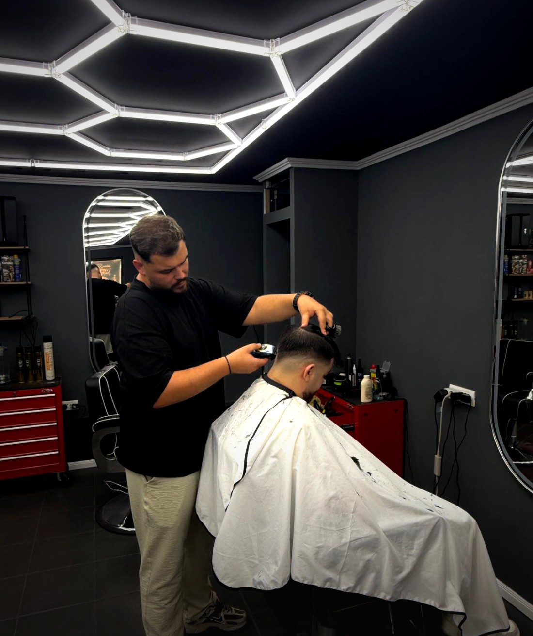 Puiu Valentin, specialistul Barberia Chiajna, la lucru în salon